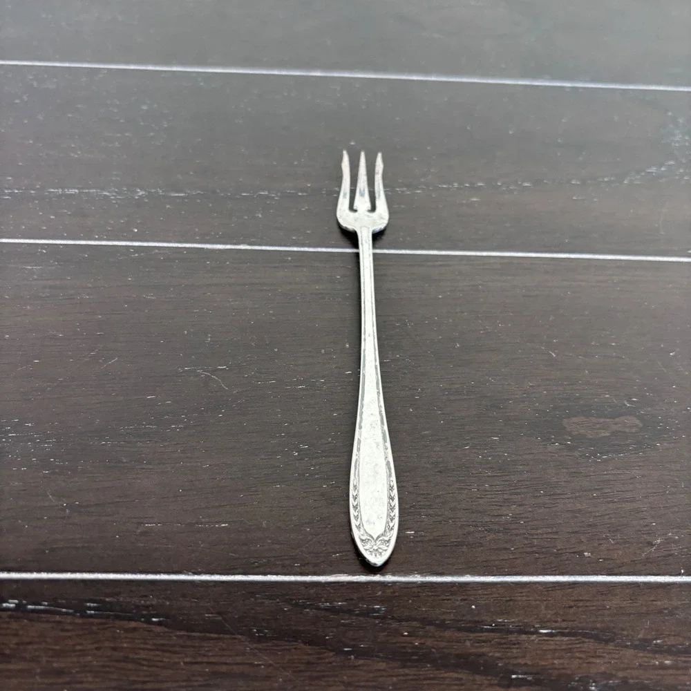 Oneida Community Par Plate | Bridal Wreath | Silverplate Cocktail Fork |‎ 1915